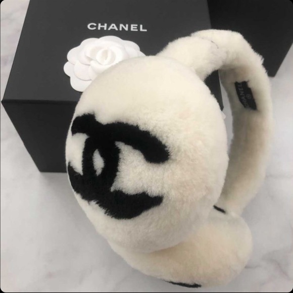 ❗️SOLD❗️Chanel Ivory shearling earmuffs BNWT - Picture 2 of 10